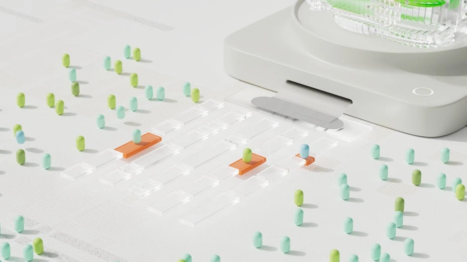 Tým expertů diskutuje nad futuristickým rozhraním s AI daty.